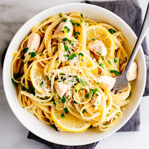 Pasta con pollo al limón y ajo