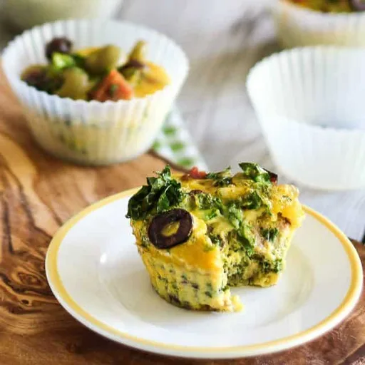 Minifritatas de jamón ahumado, col rizada y aceitunas