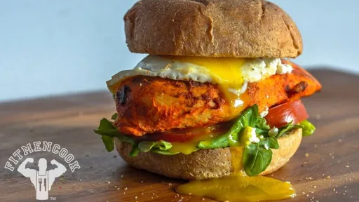 Sándwich de pollo y huevo para el desayuno