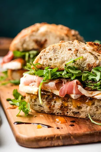 Sándwich de queso brie con jamón serrano y mermelada de albaricoque
