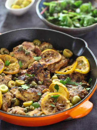 Pollo salteado con aceitunas, alcaparras y limones