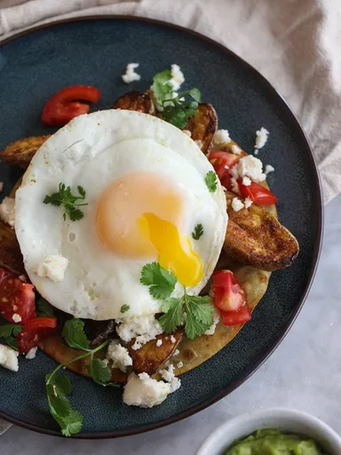 Tostadas de desayuno con patatas miniatura asadas al comino