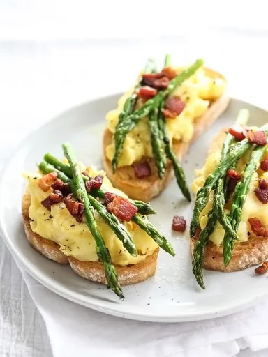 Tostadas de huevo revuelto y espárragos asados