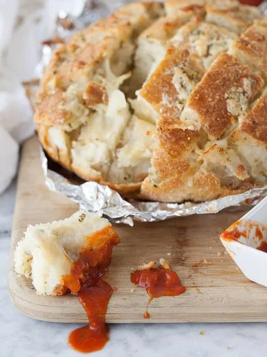 Pan de pizza con mozzarella ahumada