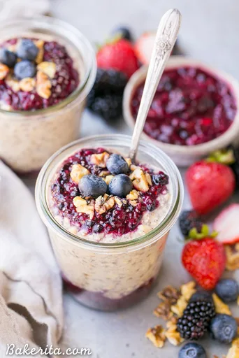 Avena nocturna con superalimentos y mermelada rápida de frutos rojos con chía