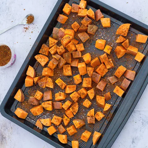 Dados de boniato asado al baharat (veganos)