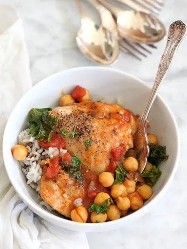 Pollo braseado al Tabasco con garbanzos y col rizada