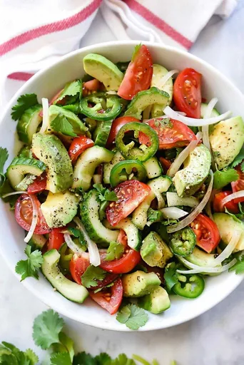 Ensalada de tomate, aguacate, pepino y cebolla Maui