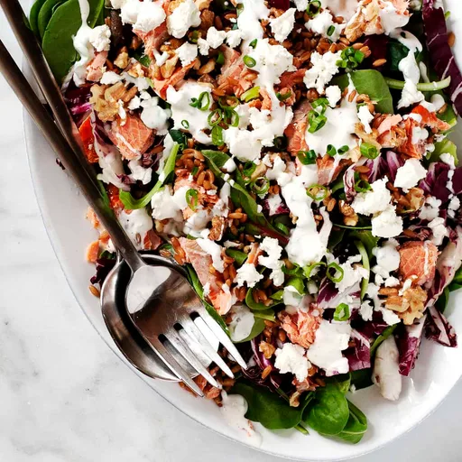 Ensalada de salmón ahumado con farro y queso de cabra
