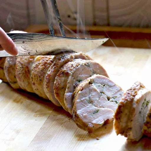 Rollo de pechuga de pavo con hierbas frescas y ajo