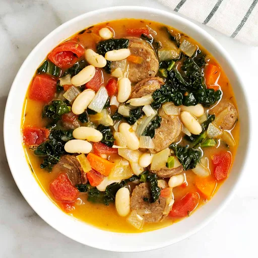 Sopa de salchicha, kale y judías blancas