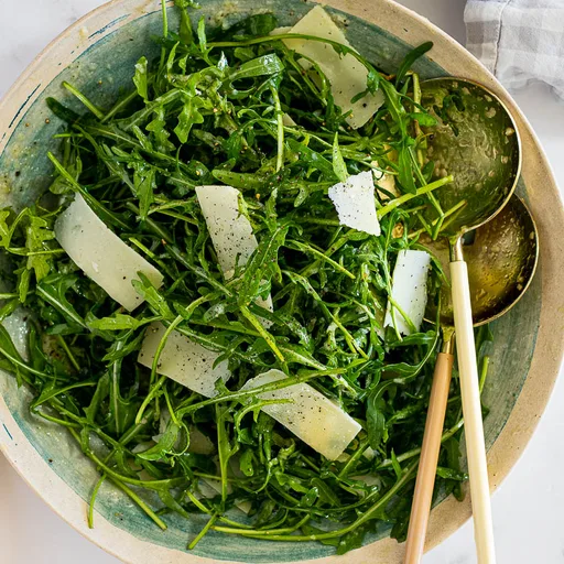 Ensalada fácil de rúcula con aderezo de limón y parmesano