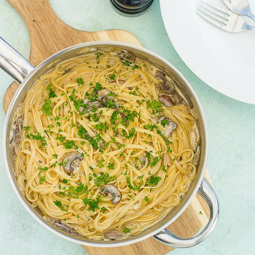 Pasta cremosa con champiñones