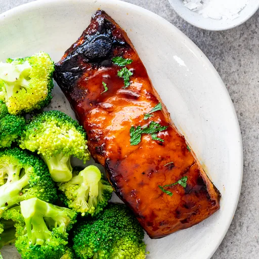 Salmón al horno glaseado con albaricoque