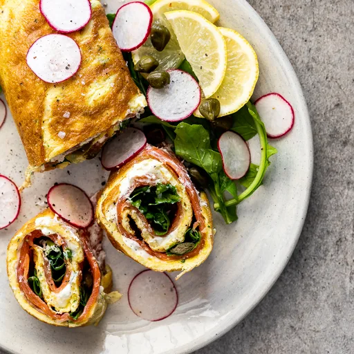 Rollo de tortilla con salmón ahumado y Boursin