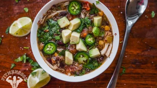 Sopa de tortilla con pollo y quinoa en olla de cocción lenta
