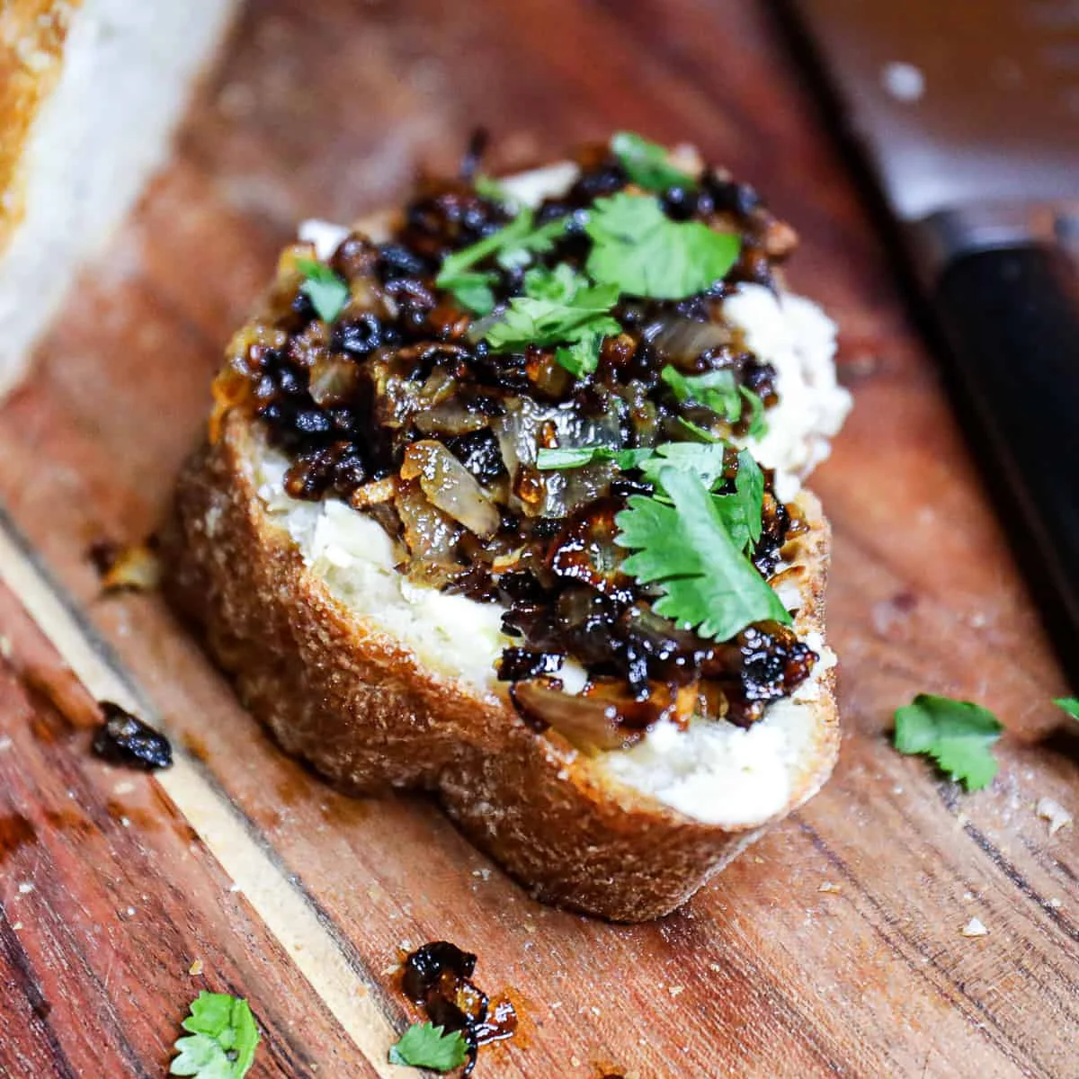 Shallots And Brie On Toasted Baguettes Recipe | Sip Bite Go