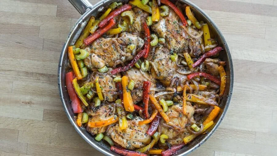 Sobrecoxas de frango temperadas para preparar refeições