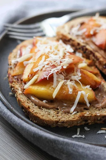 Tostada de mantequilla de almendras con melocotones salteados a la canela