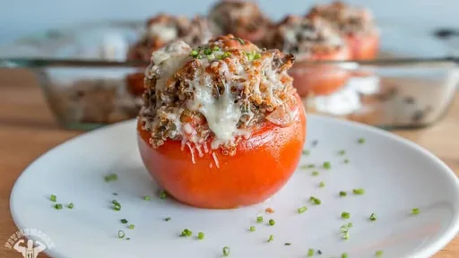 Tomates asurcados rellenos