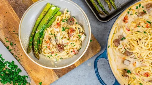 Mar y montaña: Alfredo ligero de langosta, bistec y hinojo