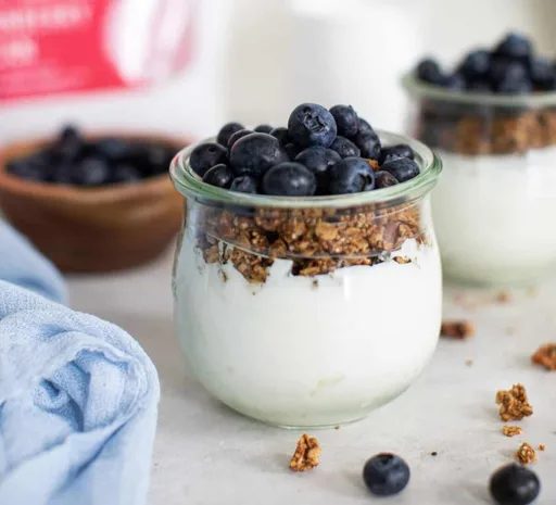 Parfait de Desayuno con Yogur, Granola y Arándanos