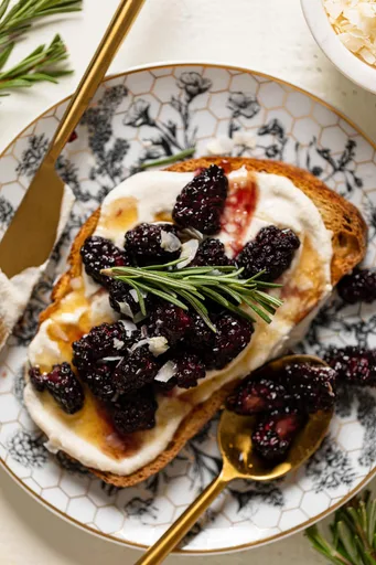 Tostada vegana para el desayuno con moras asadas