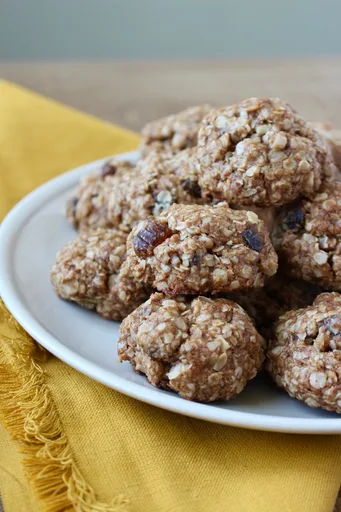 Chewy Vegan Oatmeal Date Cookies