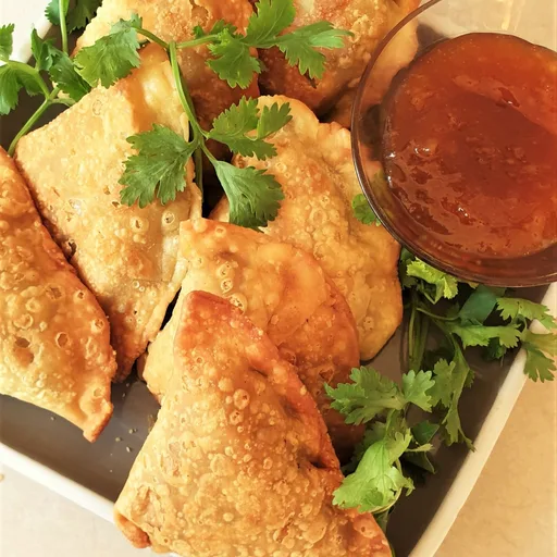 Samosas de ternera con guisantes y patatas