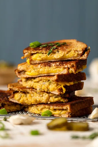 Sándwich vegano fundido de atún con garbanzos