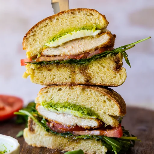Sándwich de pollo Caprese