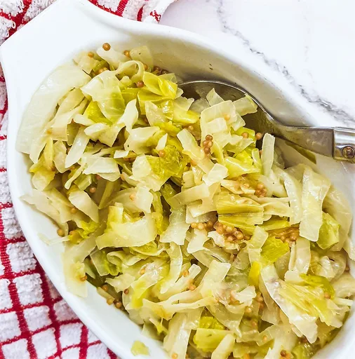 Repollo y puerros salteados con mantequilla y semillas de mostaza