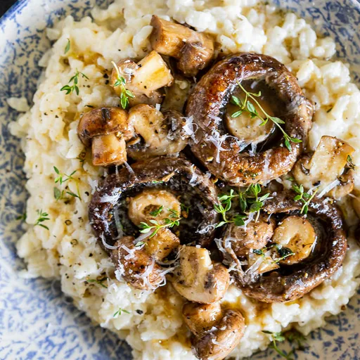 Risotto cremoso al horno con champiñones a la mantequilla de ajo