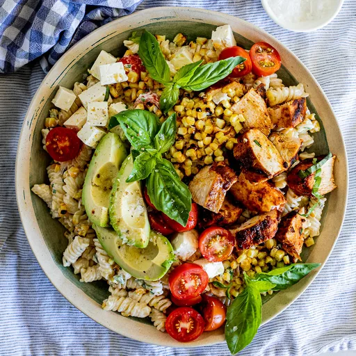 Ensalada de pasta cremosa con pollo a la barbacoa