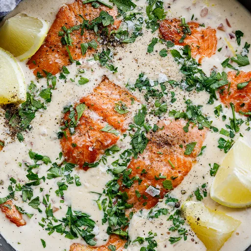Salmón cremoso a la mantequilla y ajo