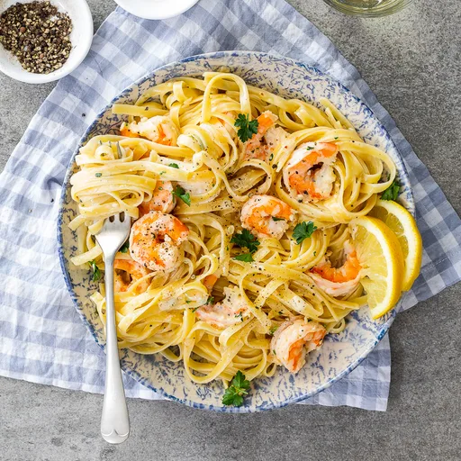 Pasta cremosa con gambas, limón y ajo