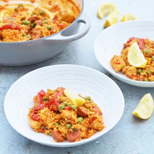 Paella fácil de pollo y chorizo en una sola olla