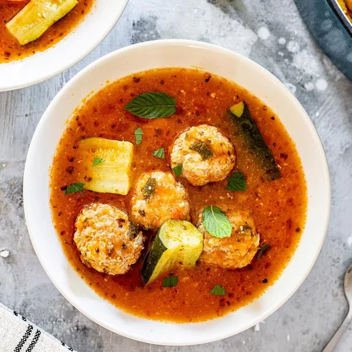 Caldo de albóndigas