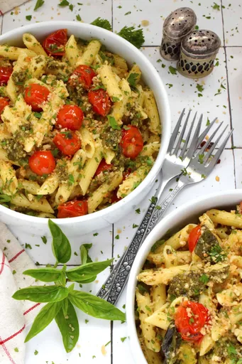 Pasta con albahaca y tomate