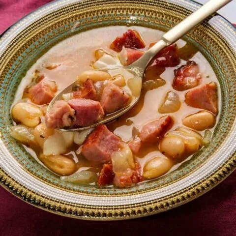 Receta de sopa española de alubias y jamón