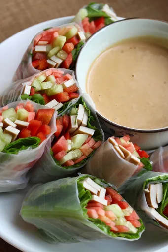 Rollitos de primavera caseros con salsa de cacahuete baja en grasa