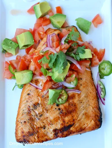 Receta de Salmón a la Parrilla con Salsa de Aguacate