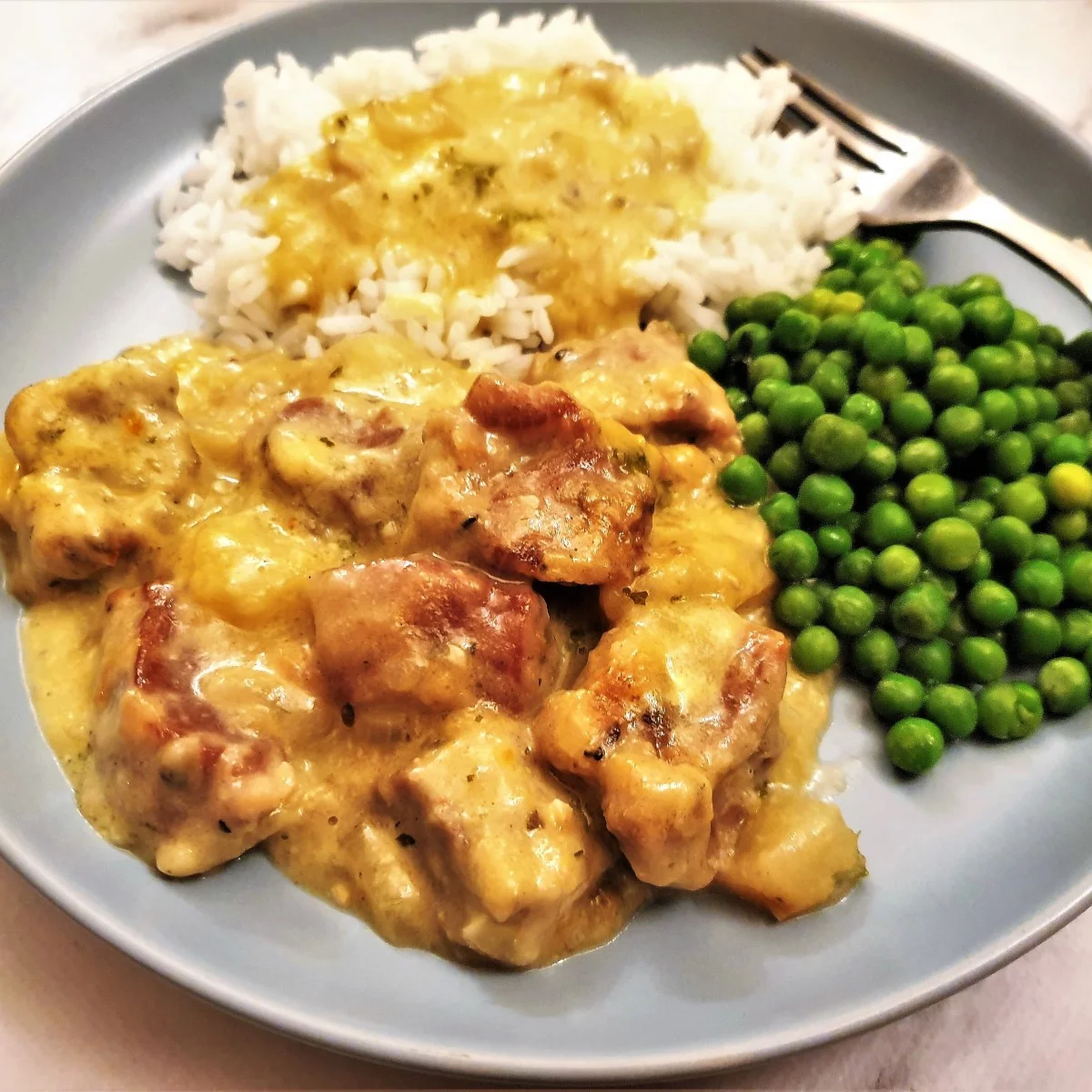 Creamy pan-fried pork with pears and onions