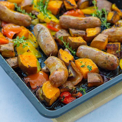 Bandeja al horno de salchichas y boniato