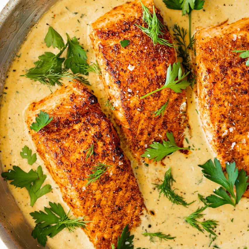 Einfacher cremiger Cajun-Lachs