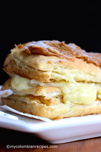 Milhojas con arequipe (Pastelito colombiano de dulce de leche)