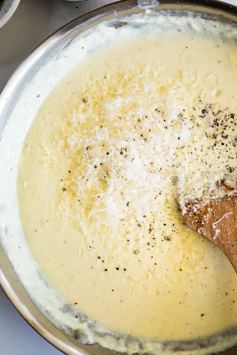 Salsa cremosa y fácil de ajo y parmesano