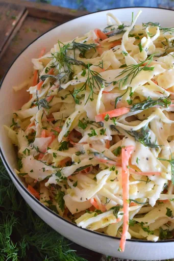 Ensalada de col cremosa con pepinillo y eneldo