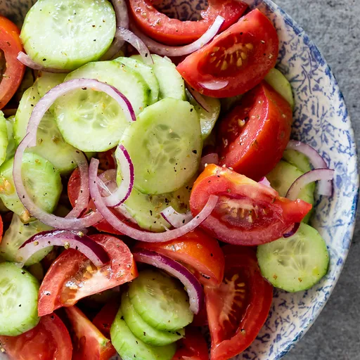 Ensalada fácil de pepino, tomate y cebolla roja