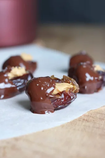 Dátiles rellenos de mantequilla de cacahuete cubiertos de chocolate y sal